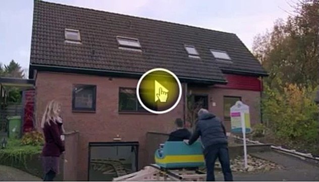 cet homme a trouvé la meilleure façon de faire visiter sa maison.