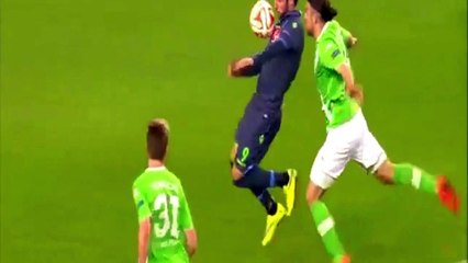 Gonzalo Higuain contrôle le ballon de la main avant de marquer Wolfsburg vs Napoli 1-4 HD