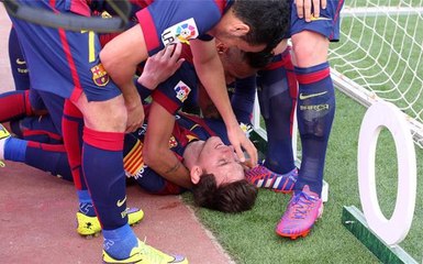 Lionel Messi se ramasse la tête la première en voulant fêter son 400ème but