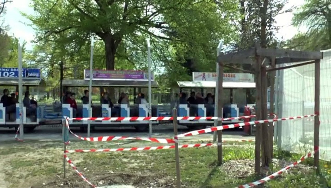 PAU - 19 AVRIL 2015 - TRAVAUX DU JEU DE PAUME - PEINTURE DES BOISERIES ET POSE D'UNE PORTE.