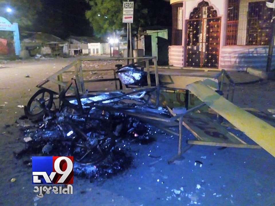 Mob attacks cops, sets 7 vehicles afire; four police officers injured - Tv9 Gujarati