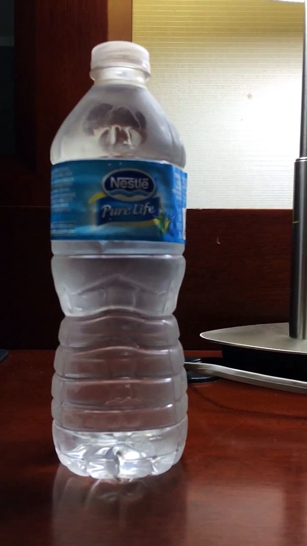 Une bouteille d'eau gèle instantanément à sa sortie du congélateur :  Phénomène physique impressionnant - Vidéo Dailymotion