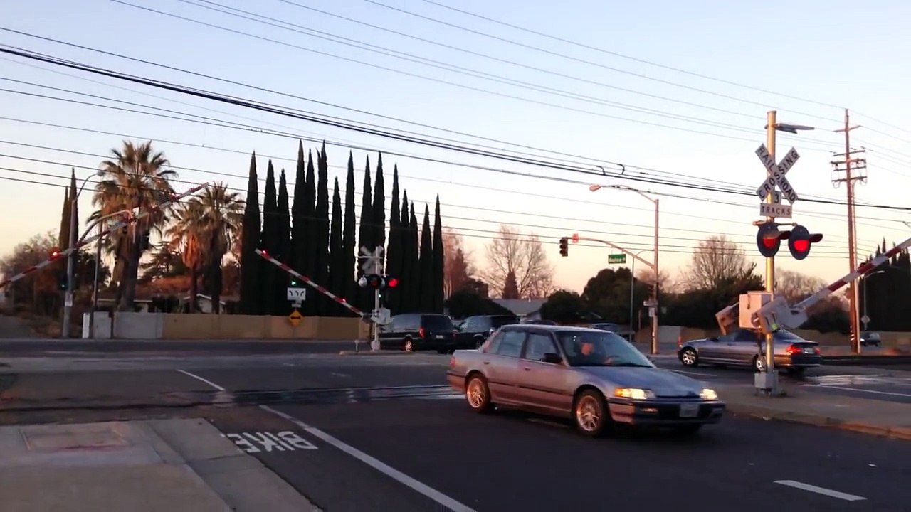 Mayhew Road Railroad Crossing, SACRT Light Rail Trains Gold Line
