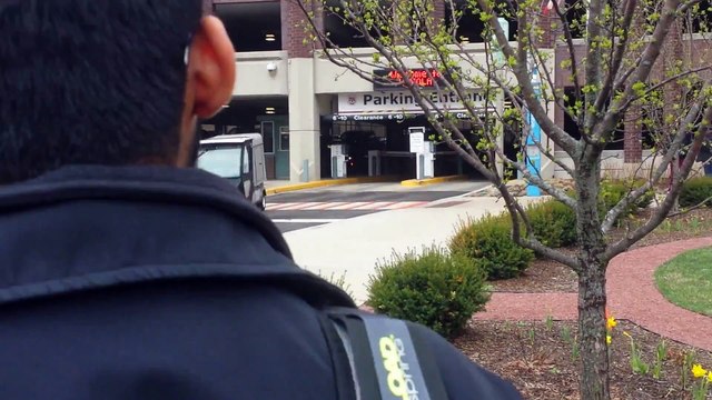 Une voiturette de Golf sans chauffeur en mode freerun dans un campus américain!