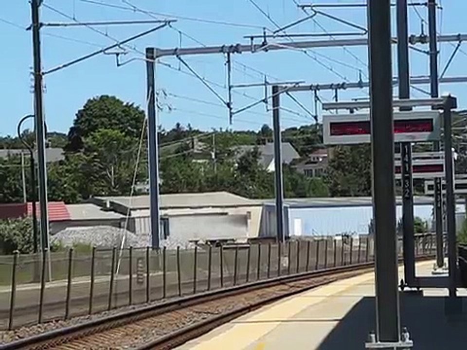 Acela Express Engineer Laaayyyys on the horn! AWESOME Doppler Effect!