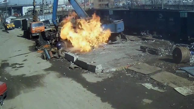 Découper une bonbonne de gaz encore remplie : BOOOM, FAIL violent!