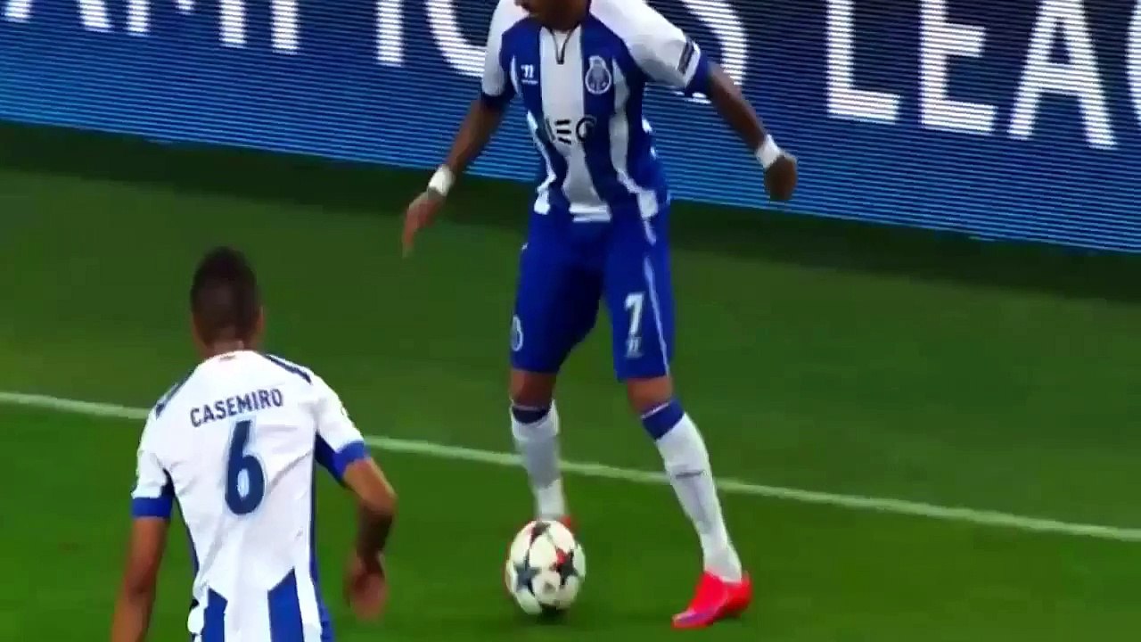 Ricardo Quaresma louche magnifique sur Bernat - FC Porto vs. Bayern Munich
