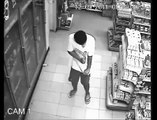 Un homme possédé dans un supermarché : flippant!