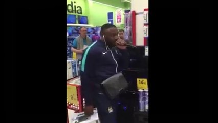 Gradur annonce Sheguey Vara Vol 2 dans les rayons de Carrefour !