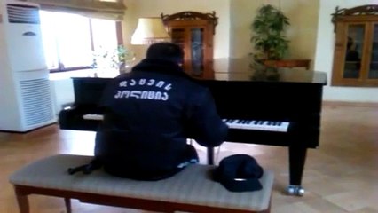 Un agent de sécurité joue du piano pendant sa ronde de nuit dans une Bibliothèque!