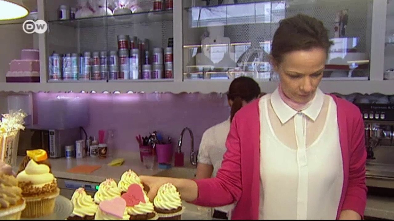 Mit Haube: Die Cupcake-Königin Renate Gruber | Euromaxx