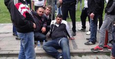 İzmir'de Fenerbahçe-Beşiktaş Kavgası: 1 Taraftar Bıçaklandı