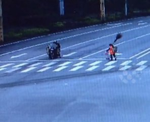 Yolun Ortasından Giden Kadına Kamyon Çarptı