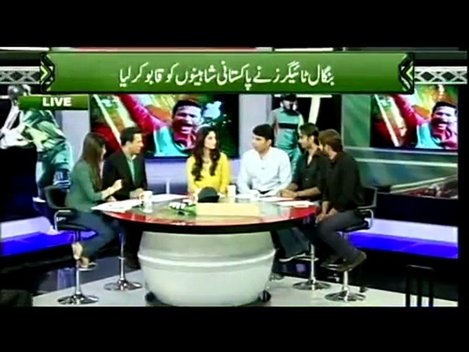 Afridi hits a six without even batting