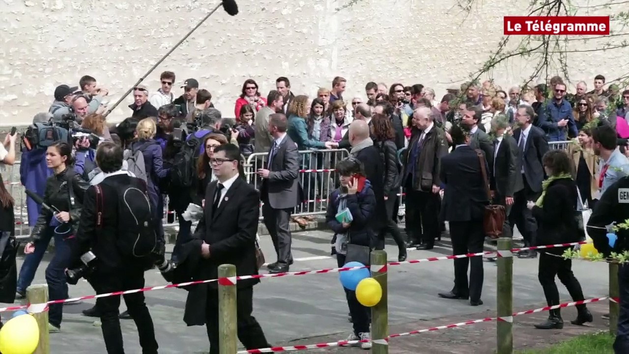 Hermione. Bain de foule pour Hollande à Fouras