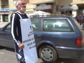 "Spegni il motore, qua si muore di cancro", bella iniziativa nei pressi dei passaggi a livello di Andria