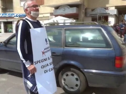 Spegni il motore, qua si muore di cancro , bella iniziativa nei pressi dei passaggi a livello di Andria