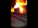 Caminhões pegam fogo após colisão frontal e três pessoas morrem