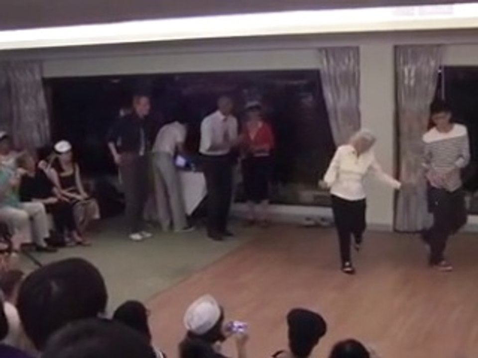 A 90 ans mamy mène la danse