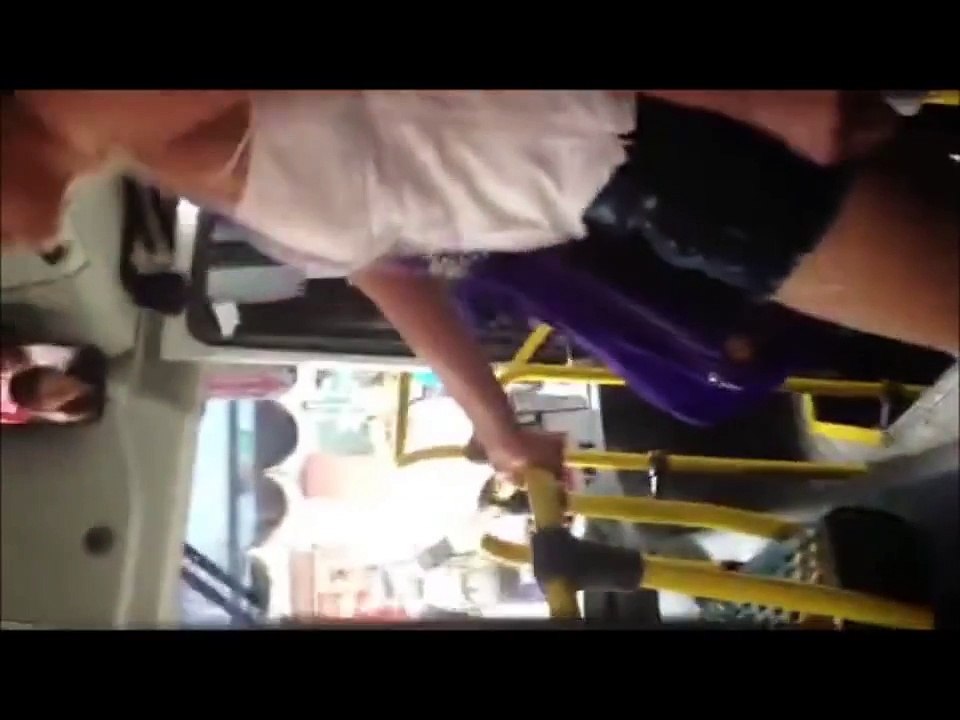 Mujer nicaragüense borracha en bus de Costa Rica