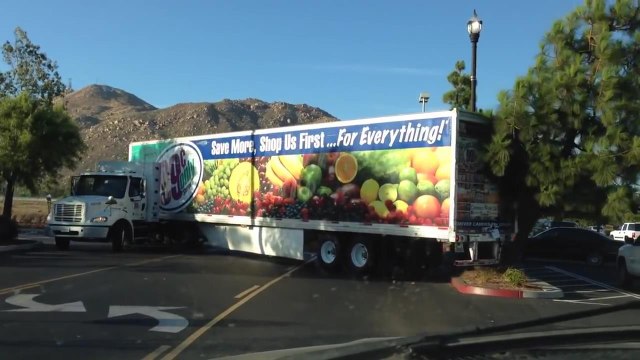 Женщина-водитель разворачивается на фуре