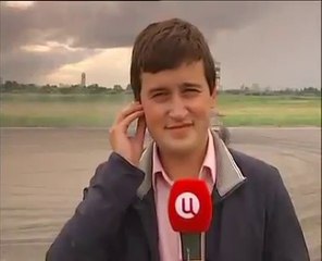 Un journaliste FAUCHER par une VOITURE en plein DUPLEX ...