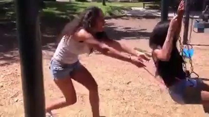 Elle tire sur le STRING de sa COPINE qui faisait de la Balançoire ...