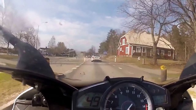 300 KM an hour illegal street racing in Sweden, Mercedes VS a Yamaha R1 bike.