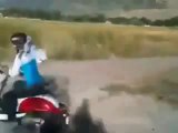 Cette jeune fille en scooter va faire une chûte douloureuse ...