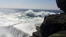 YouTube: Mujer es arrastrada por una ola y logra sobrevivir