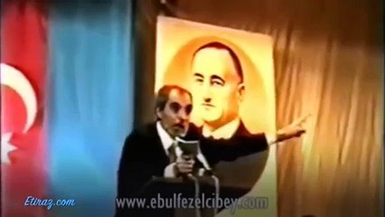 Əbülfəz Elçibəyin Azərbaycan Xalq Cumhuriyyətinin  bayrağını dalğalanması və parlament binası qarşısında