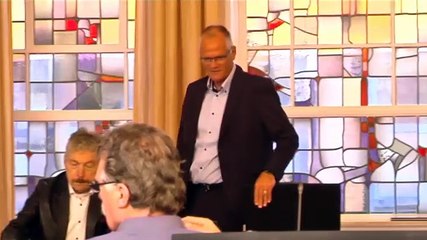 Burgemeester Groot stopt en krijgt knuffel - RTV Noord