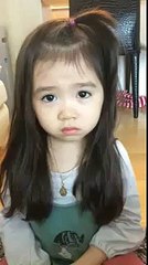 Bir ağlayıp bir gülen küçük kız