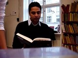 Manu Sareen læser op af bogen Iqbal Farooq og julesvineriet