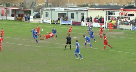 Lee Beattie réussit un ciseau acrobatique en dehors de la surface