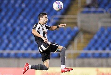 Pimpão inferniza zaga do Flu em clássico