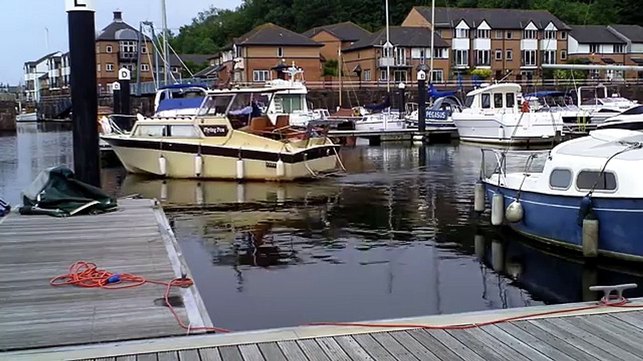 How to dock a singleengine inboard/outdrive boat sternfirst video Dailymotion