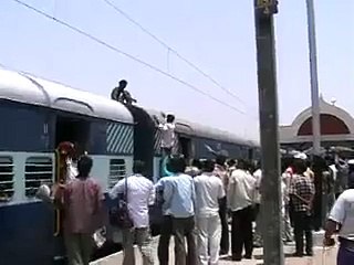 Download Video: man died on train by current in india