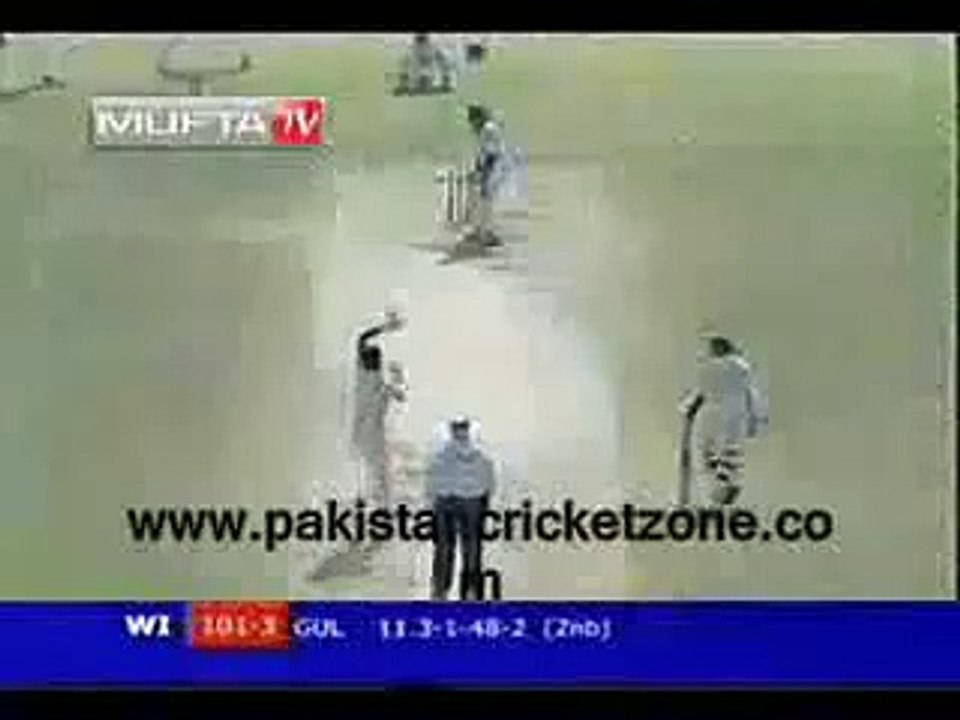 Umar Gul bowls a toecrushing yorker to Ramnaresh Sarwan