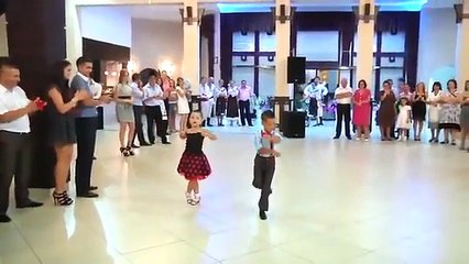 Màn nhảy đẹp mắt của 2 em bé