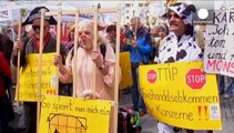 Gegen Chlorhühner und Investorenschutz: Zehntausende demonstrieren in Europa gegen TTIP
