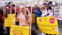اعتراض شهروندان اروپایی به مذاکرات تجارت آزاد میان اروپا و آمریکا