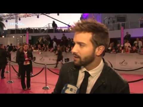 Las estrellas latinas desafían al frío en la alfombra roja de los Premios 'Lo Nuestro'