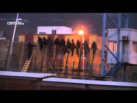 Unos 20 inmigrantes siguen en la valla de Melilla ante un fuerte despliegue policial