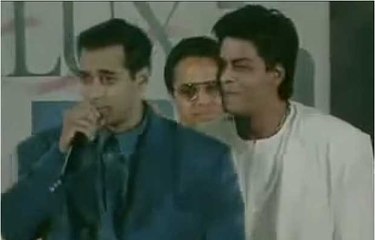 Shahrukh Khan giving his best actor to Salman Khan - Rare Video