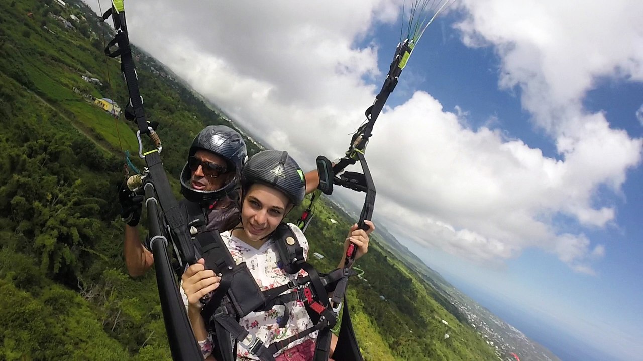 Teaser de présentation de l' Ecole de Parapente Azurtech à l'Île de La Réunion