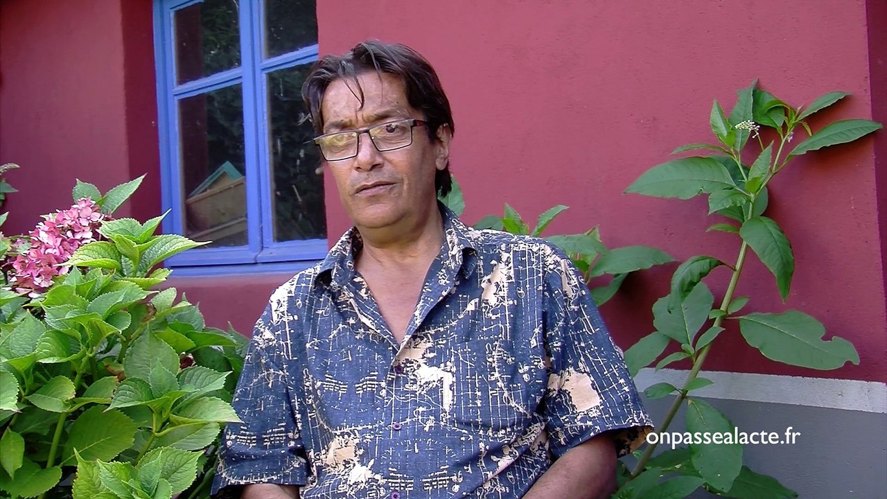 On a décidé de créer une chorale de gens de la rue et de chanter aux enterrements des sans-abris (version longue)