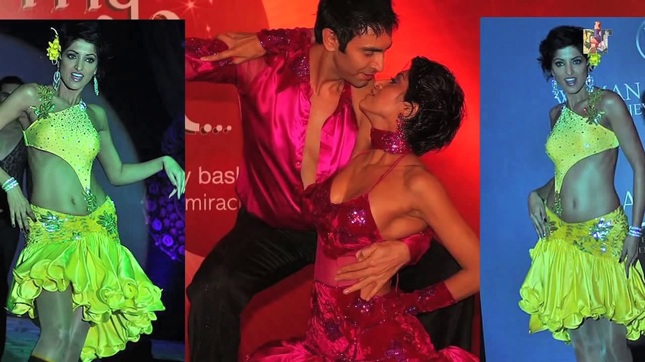 Jesse Randhawa Underboob Revealed On Stage