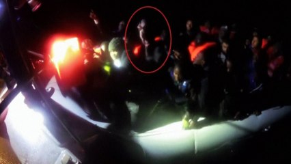 Migrant woman gives birth to twins on rubber dinghy