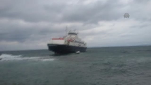 Gökçeada'da Feribot Karaya Oturdu